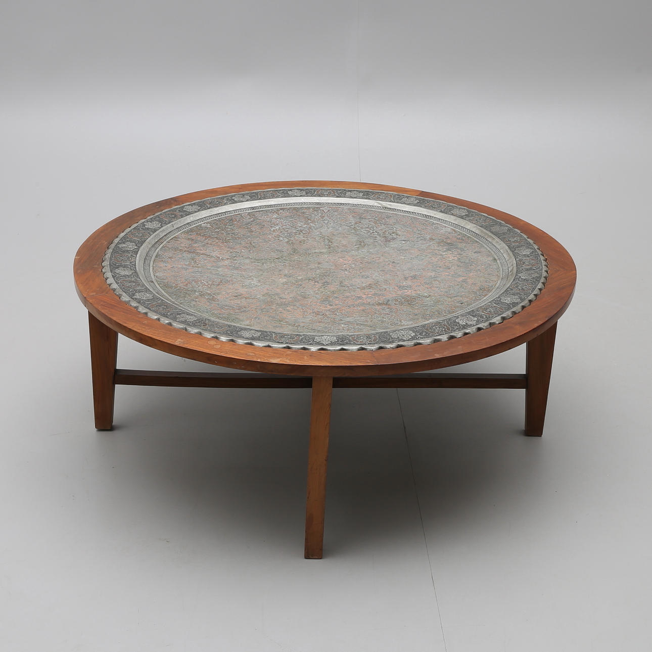 SOFFBORD/BRICKBORD, stål och teak, etsad och graverad reliefdekor, Java 1950-talet.