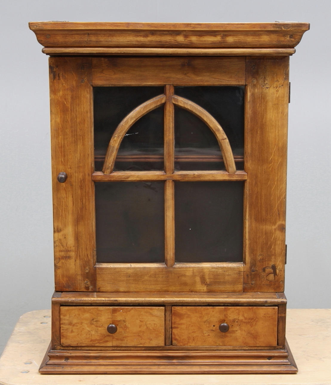 HÄNGSKÅP, allmoge, 1800-tal.