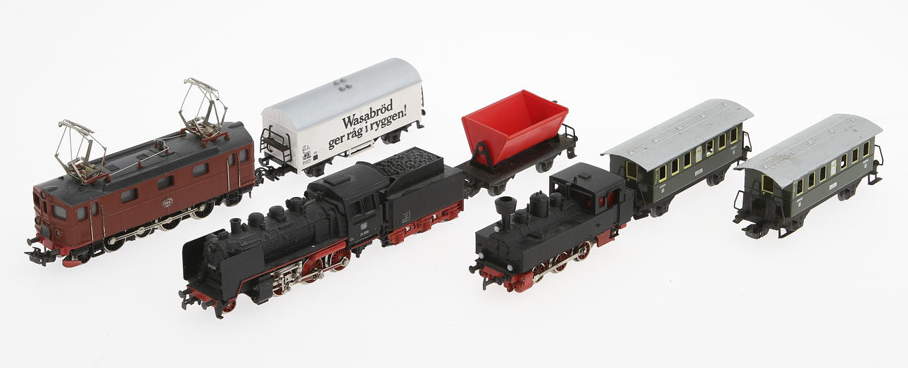 MODELLTÅG, 7 dlr. Märklin. Lok och vagnar.