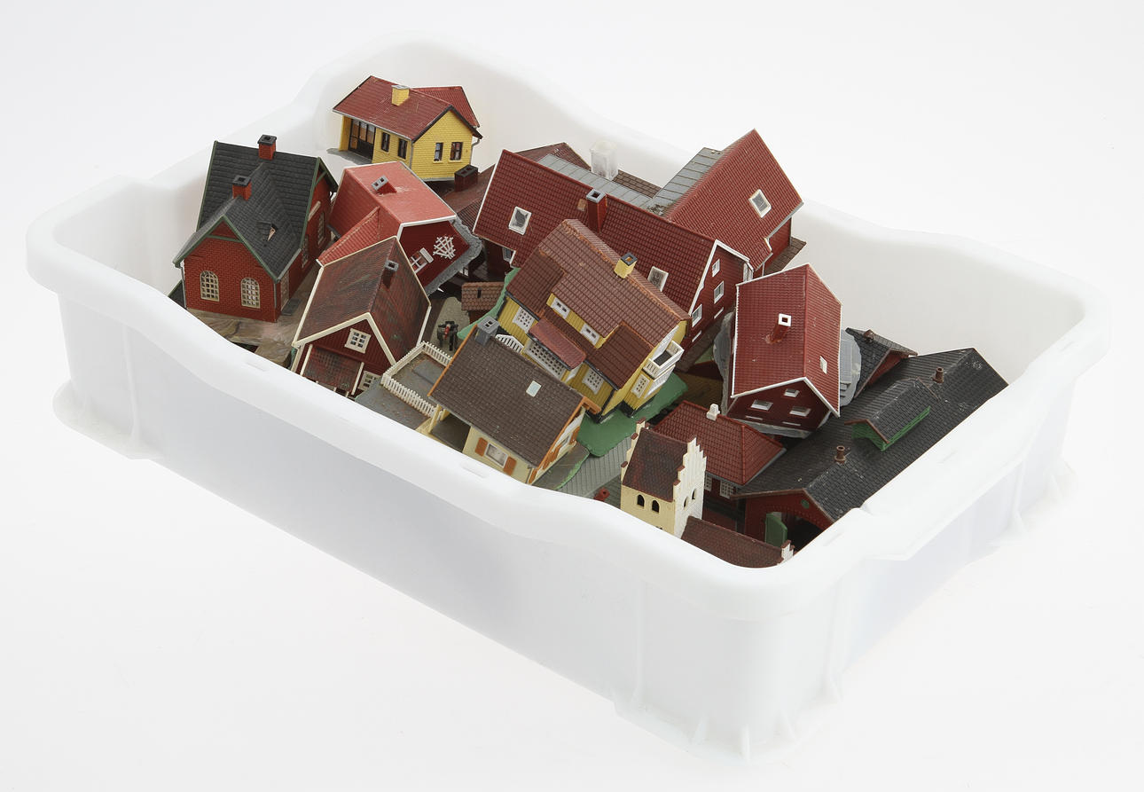 BYGGNADER och tilbehör till modelltågbana.