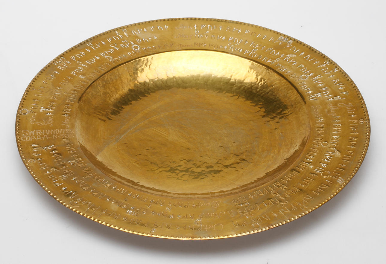 BRICKA, mässing, "runkalender" signerad.