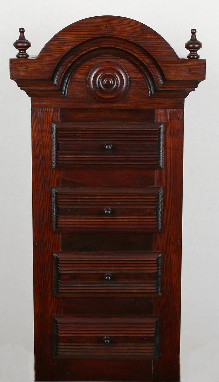 VÄGGSKÅP i betsad furu, Brännmärkt Särnegårdh, Malmö nr 5.