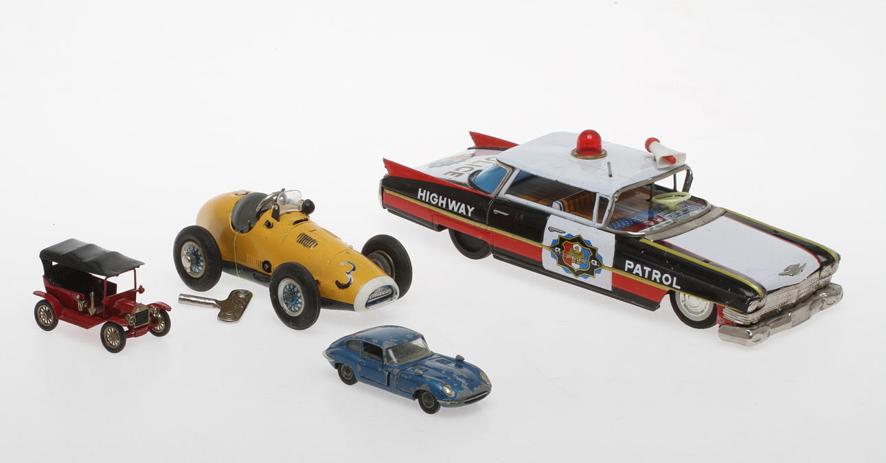 MODELLBILAR SCHUCO 1070, BANDAI CADILLAC med flera.