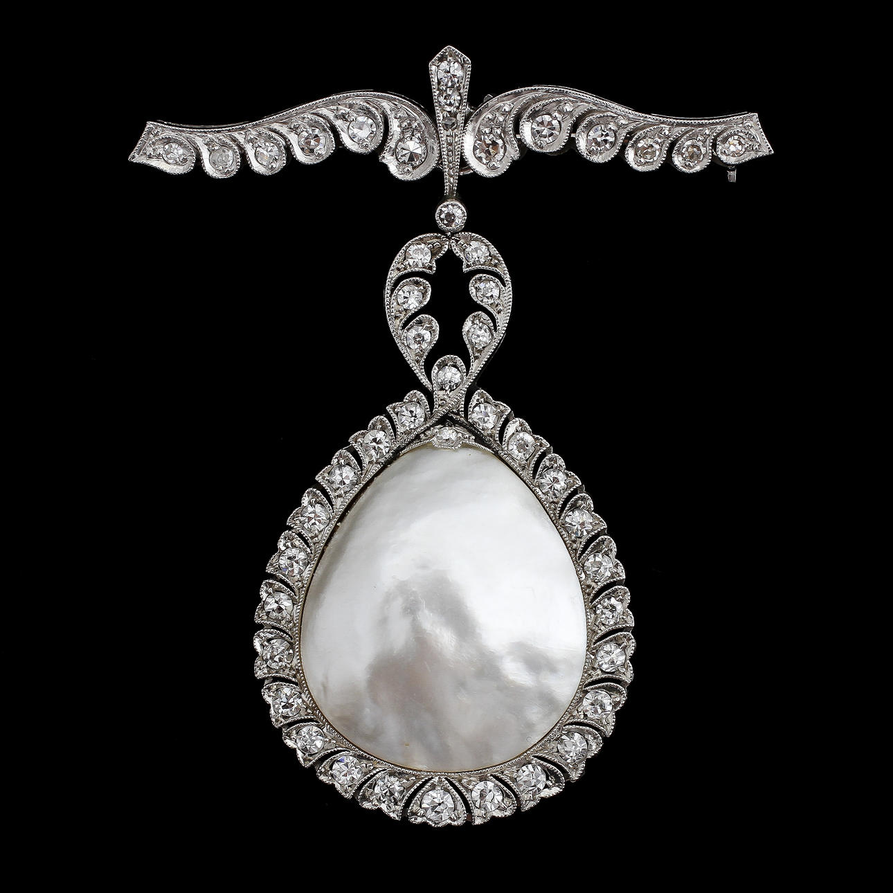 BROSCH, 18k vitguld med 47 st diamanter och pärla, 13,4 gram brutto.