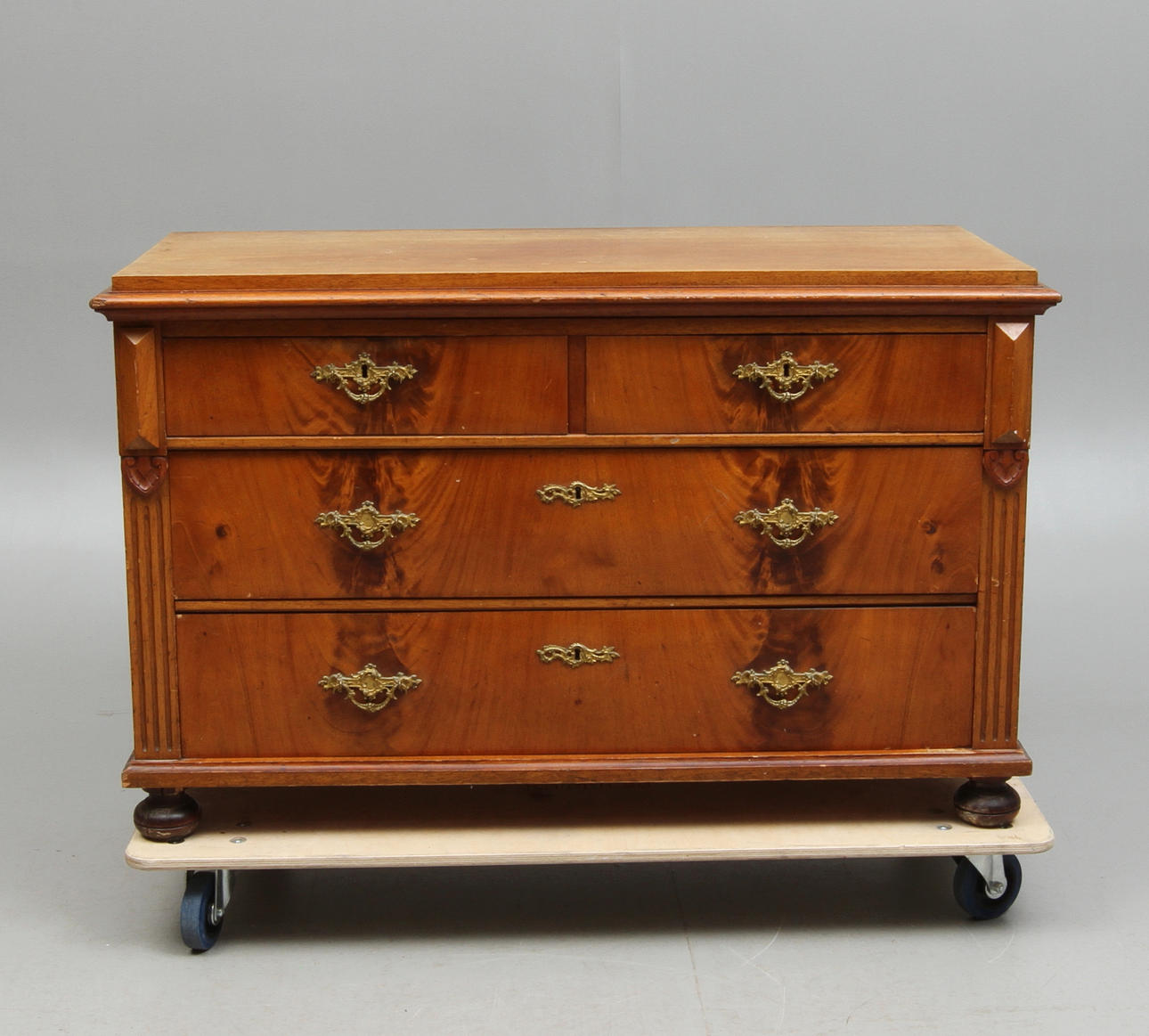 BYRÅ, nyrenässans. sent 1800-tal.