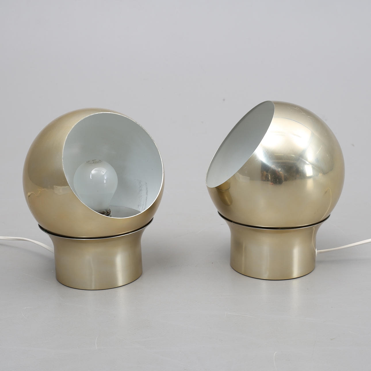 WANDLEUCHTEN/TISCHLEUCHTEN, Paar, Aluminium, Halbkugel 3.