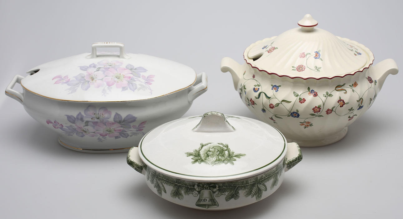 TERRINER MED LOCK, 3 st, porslin, bla Staffordshire.