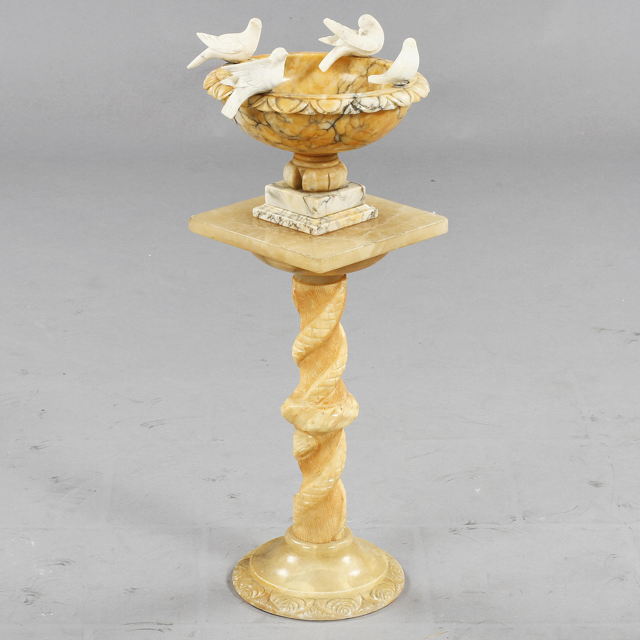 PIEDESTAL samt FÅGELBAD, marmor, 1900-tal.