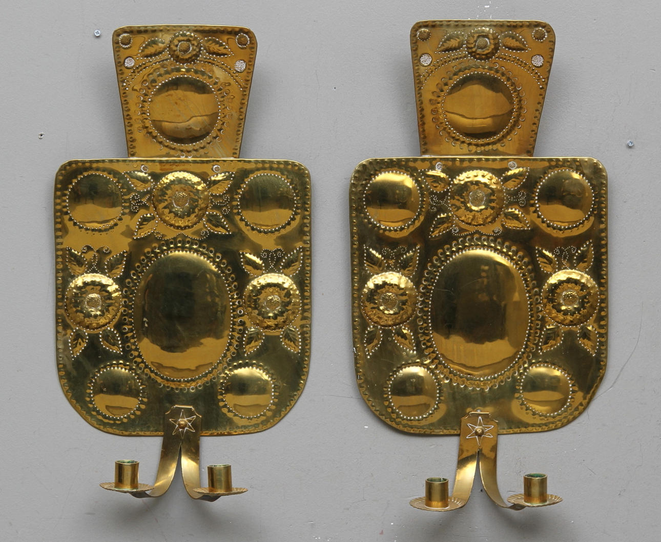 VÄGGPLÅTAR, ett par, mässing, barockstil.