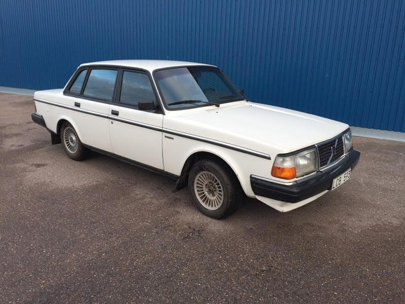 COCHE, Volvo 244 modelo del año 1983.