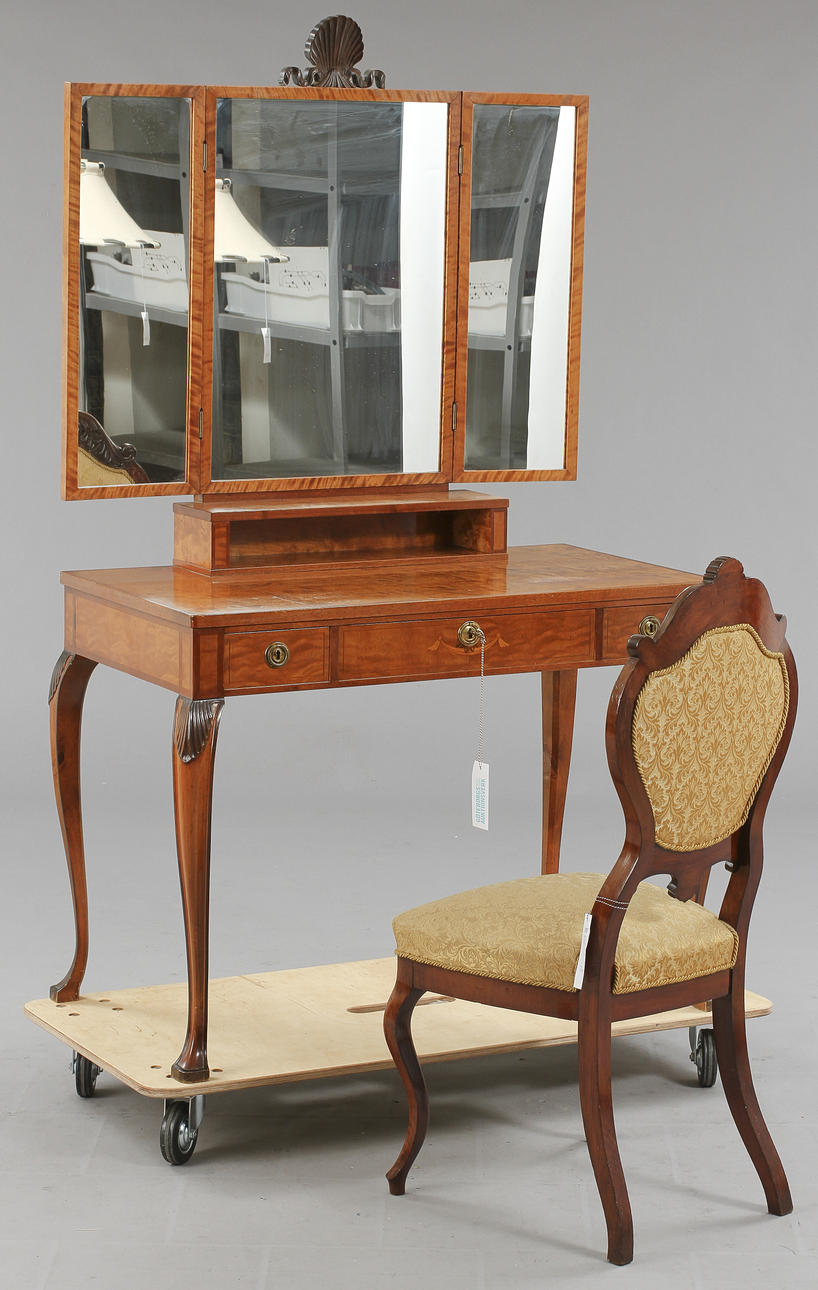 TOALETTBORD, 1900-tal. samt stol nyrokoko.