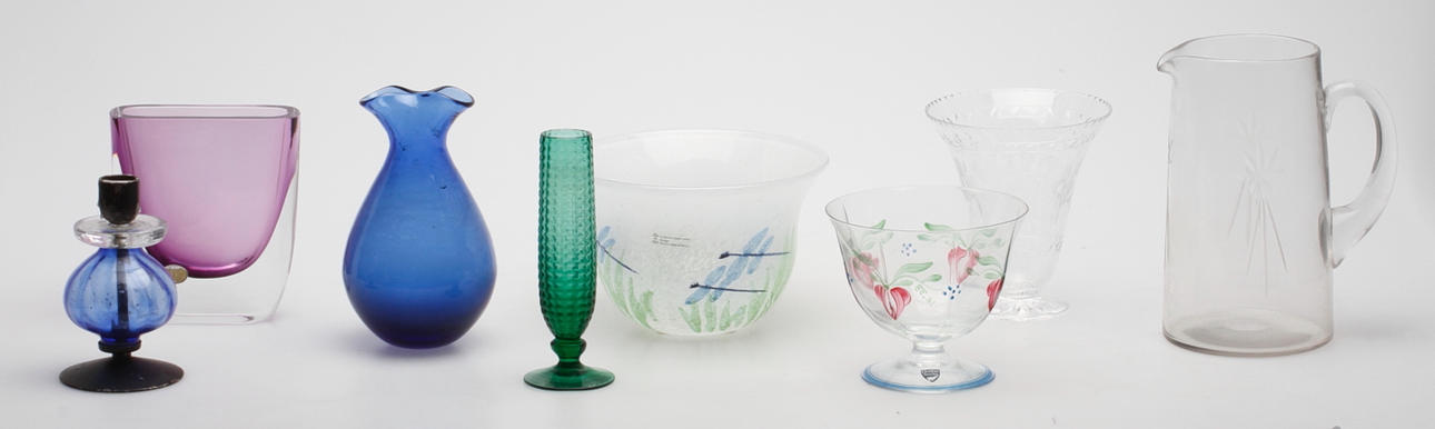 GLASFÖREMÅL, 8 delar, bl.a. Skruf, Ingegerd Råman, Eva Englund, Orrefors, Erik Höglund, Boda smide.