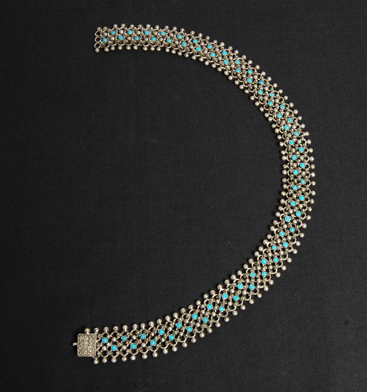 HALSBAND, med turkosa stenar.