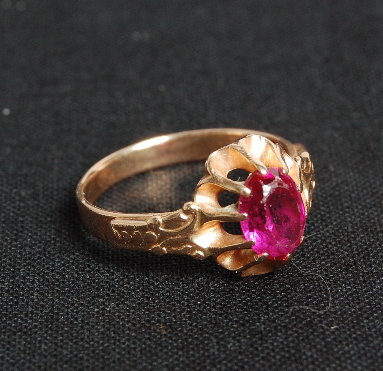 RING, 14 k guld, med rosa sten.