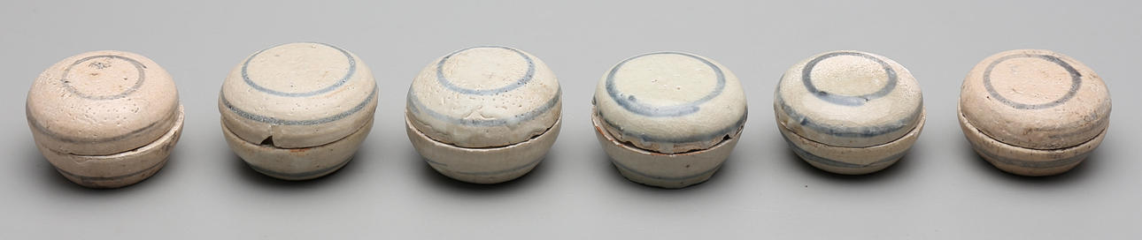 LOCKASKAR, 6 st, glaserat porslin, Kina, enligt uppgift Ming (1368-1644).