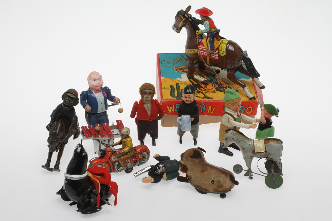 DIVERSE LEKSAKER. SCHUCO, äldre plåt, Celluloid Made in occupied Japan , Western Hero HAJI Japan, med flera.