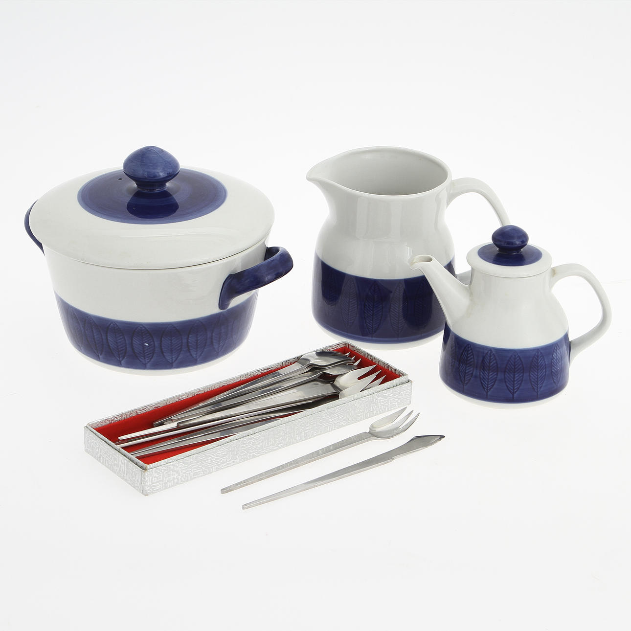 DELAR TILL SERVIS, 3 st, samt BESTICK ,16 delar, "Koka Blå", Herta Bengtsson, Rörstrand samt Nils Nisbel, GAB.