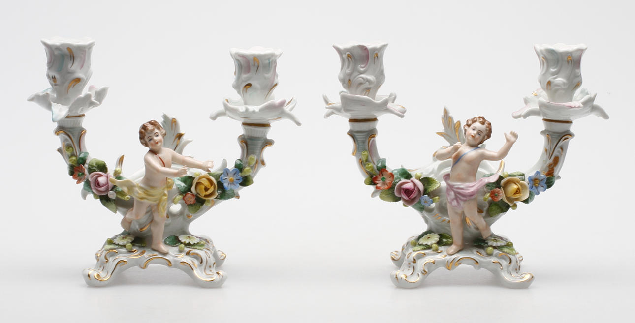 KANDELABRAR, ett par, porslin, Rokokostil, Sitzendorf, 1900-tal.