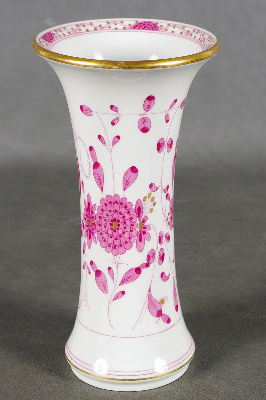 VAS, rosa blomdekor på vit botten, Meissen.