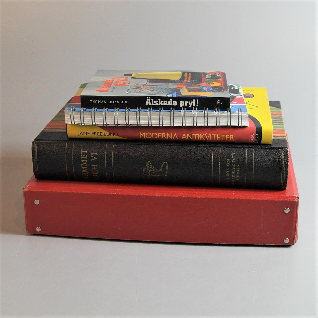 BÖCKER om antikt och prylar.