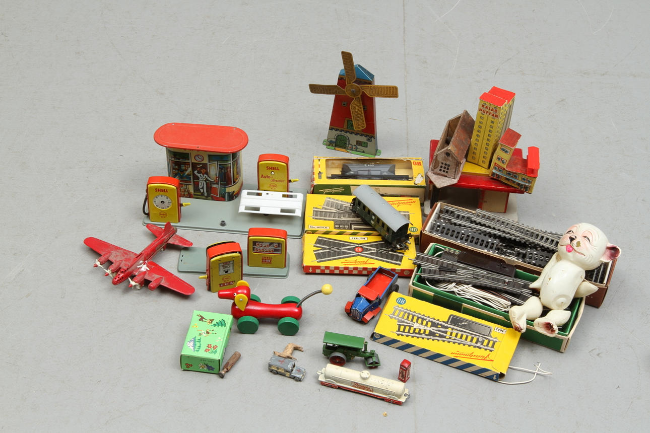 LEKSAKER DIVERSE, Bensinstation, Fleischmann tåg, väderkvarn med mera.
