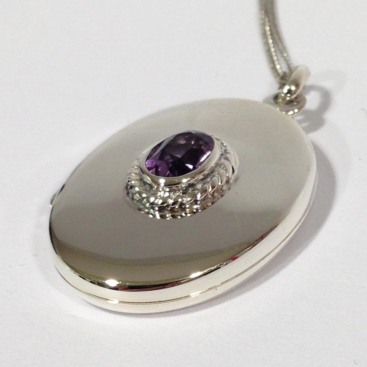AMETHYST SET MEDAILLON.
