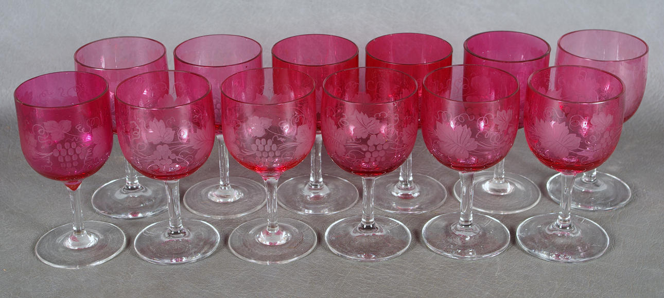 VINGLAS, 12 stycken med röd kupa, dekor av druvklasar och blad.
