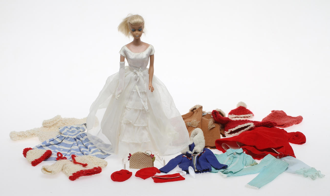 BARBIE docka med cirka 10 originalkläder.