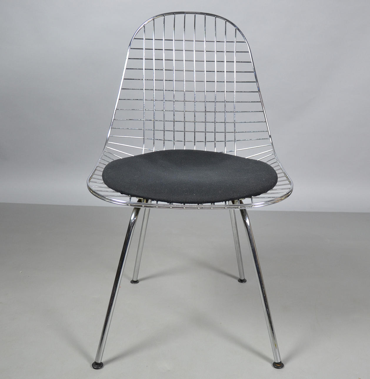 CHARLES & RAY EAMES. A WIRE CHAIR DKX.