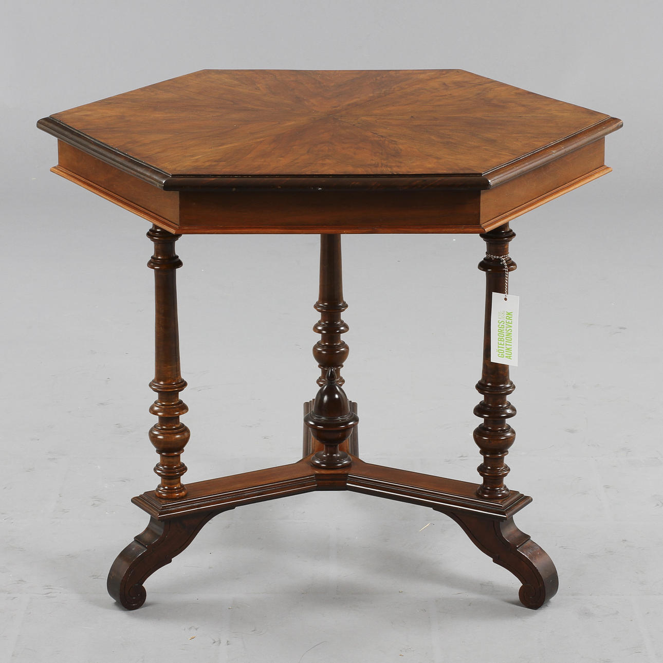 BORD, nyränessans. Mahogny.