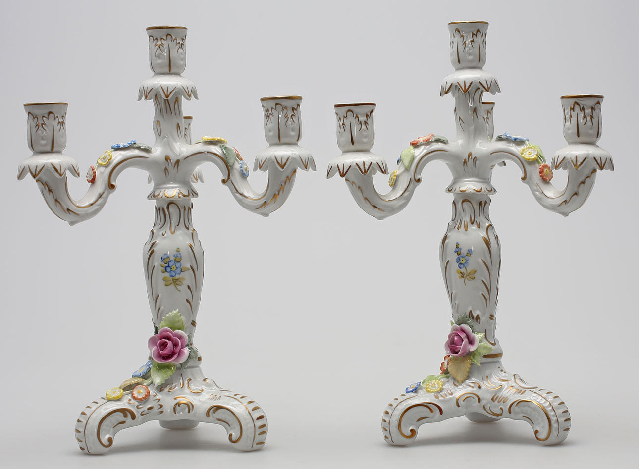KANDELABRAR, ett par, porslin, rokokostil, PMP 1817 Porzellanfabrik Tettau, Tyskland.