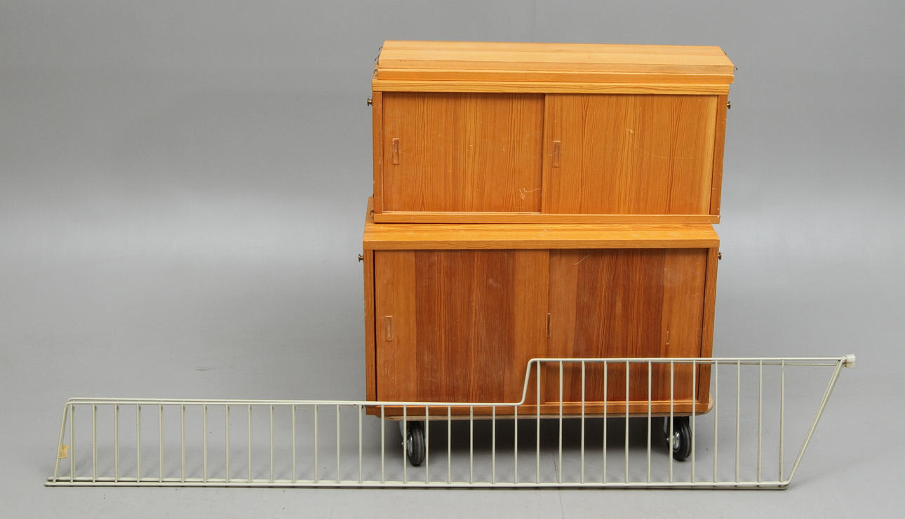 HYLLA med skåp, formgiven av Nils och Kajsa Strinning för String Design AB, 1900-talets mitt.