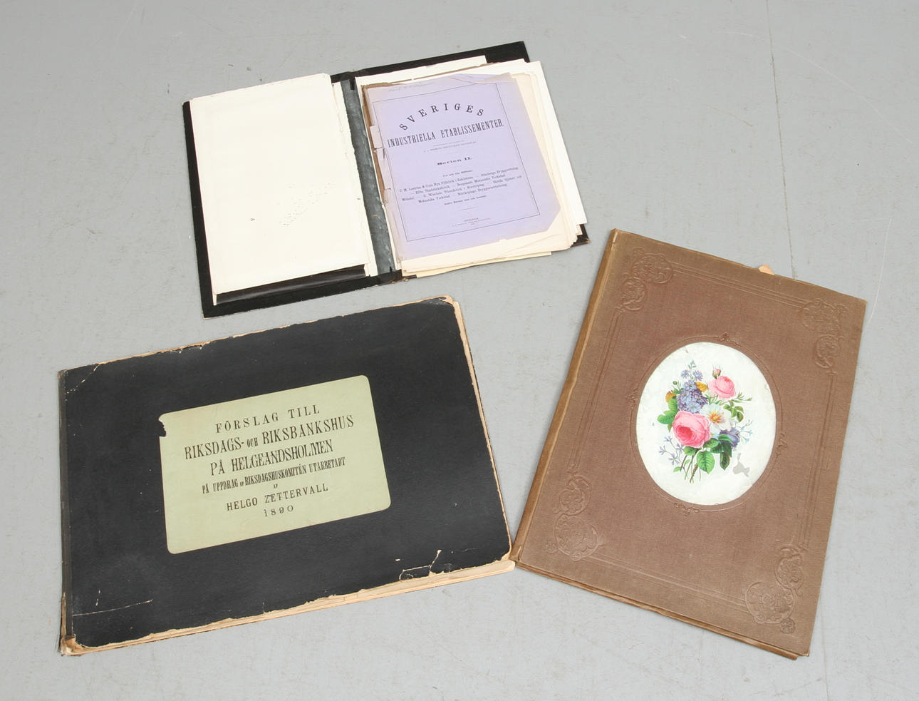 MAPPAR, 3 st, bland annat, "Förslag till Riksdags- och Riksbankshus på Helgeandsholmen", af Hugo Zettervall 1890.