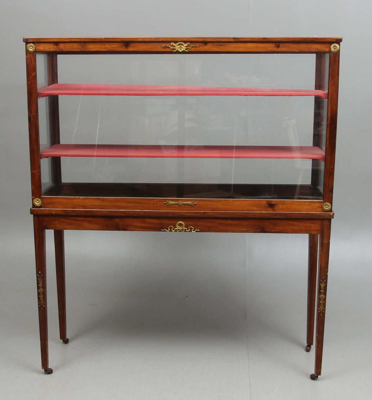 VITRINSKÅP/MONTERSKÅP. sekelskiftet 1900.