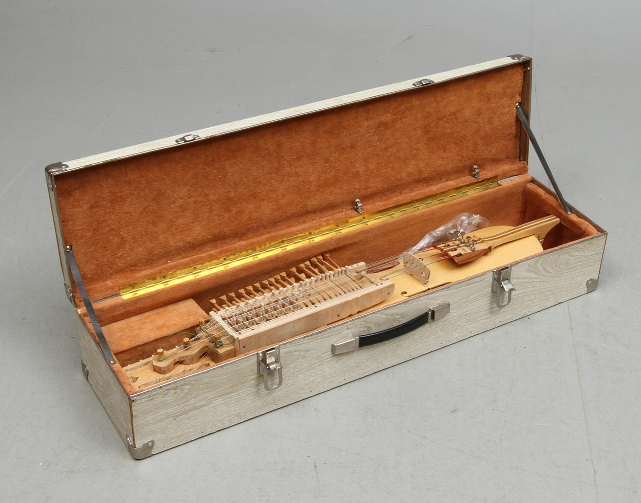 NYCKELHARPA, med stråke, sent 1900-tal.
