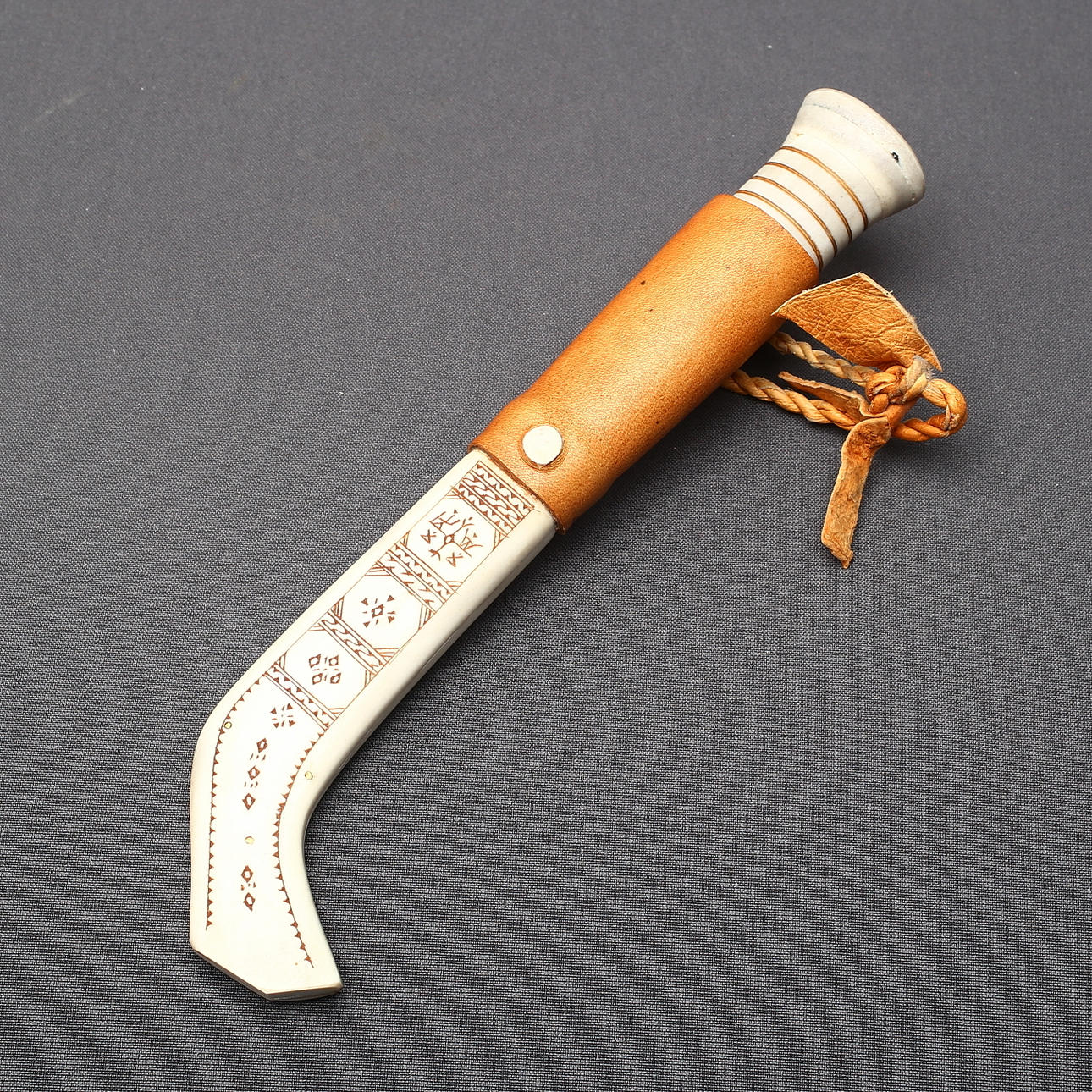 HORNMESSER, samische Arbeit, Per Henrik Simma, monogrammiert.