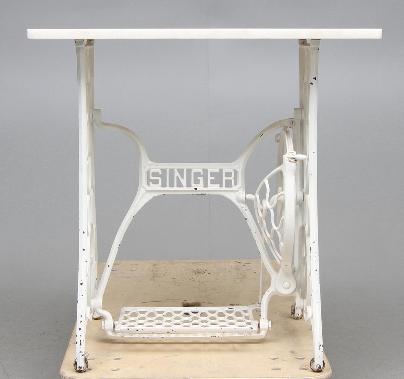 BORD med marmorskiva 1900-tal.