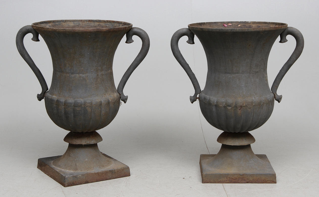TRÄDGÅRDSKRUKOR, ett par.Gjutjärn 1900-2000-tal.
