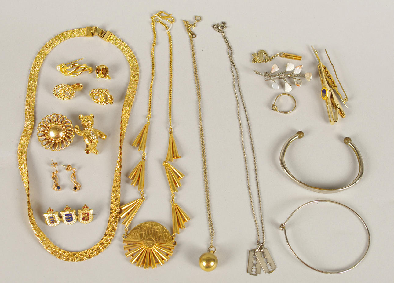 SMYCKEN, gul och silverfärgade.