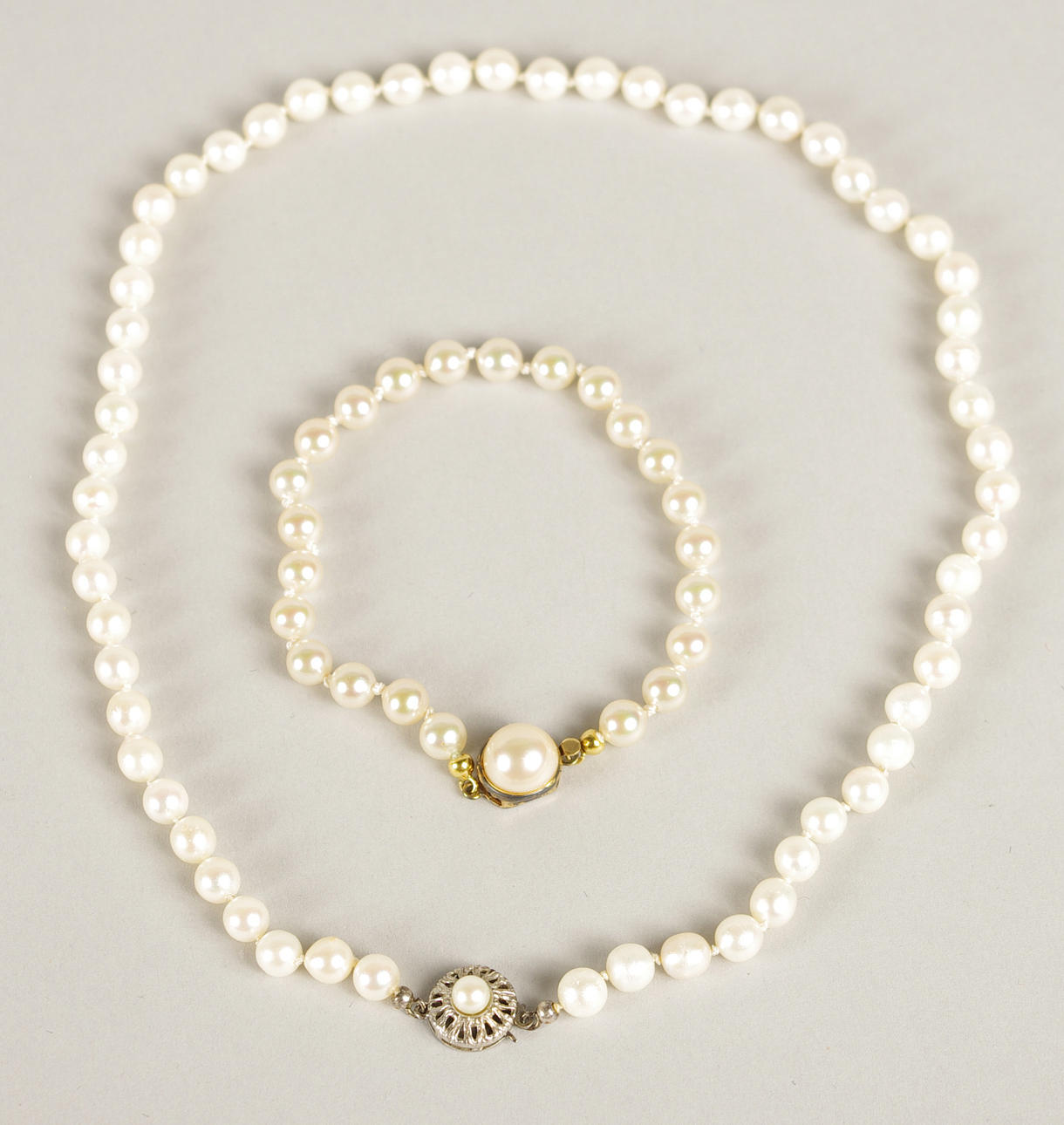 PÄRLCOLLIERER, halsband samt armband.