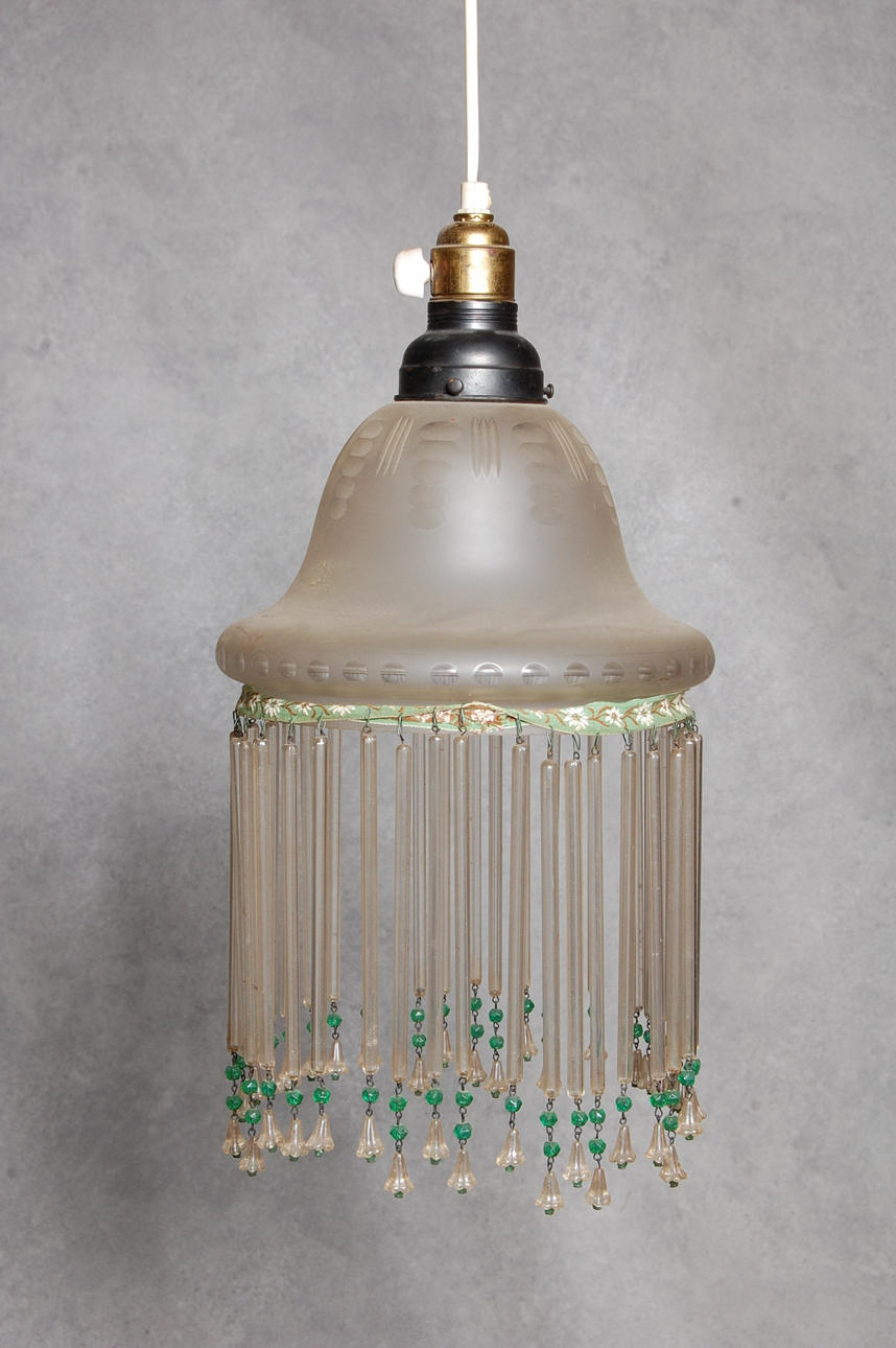 TAKLAMPA, med pärlfrans, 1920-30-tal.