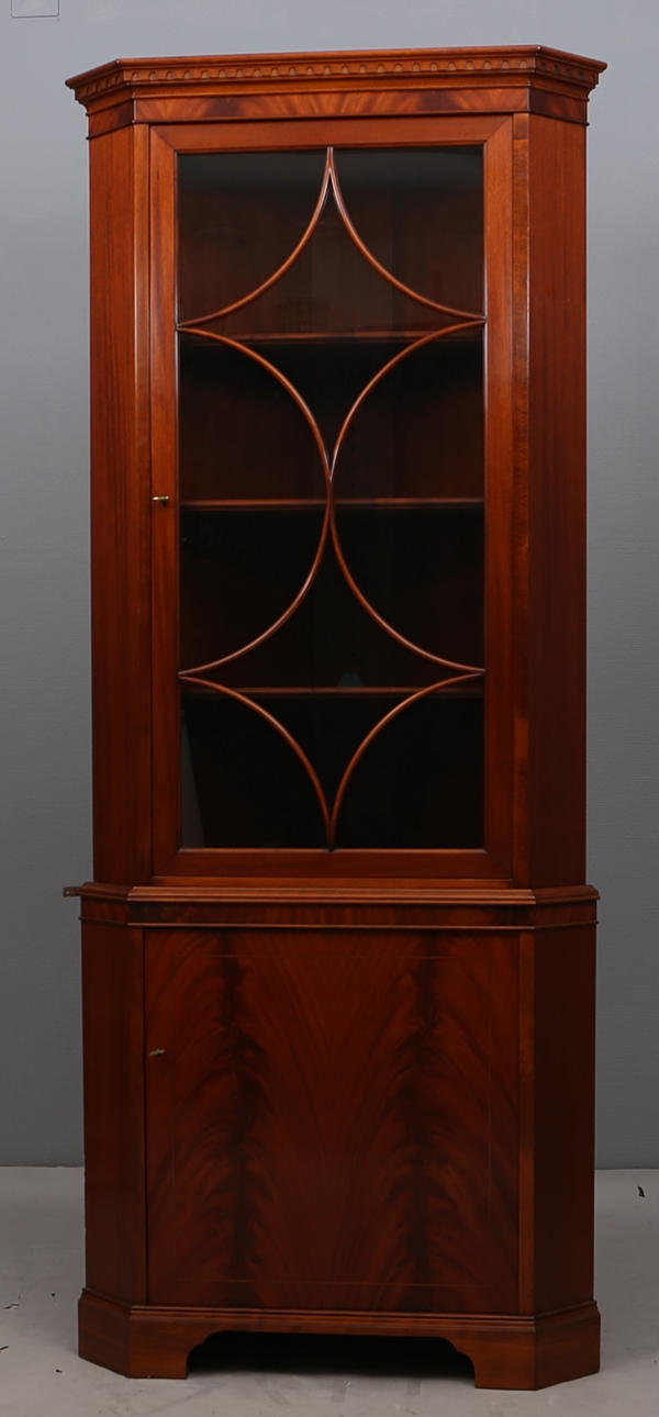 HÖRNSKÅP i mahognyfanér, 1950-tal. Ettikettmärkt Gärsnäs.