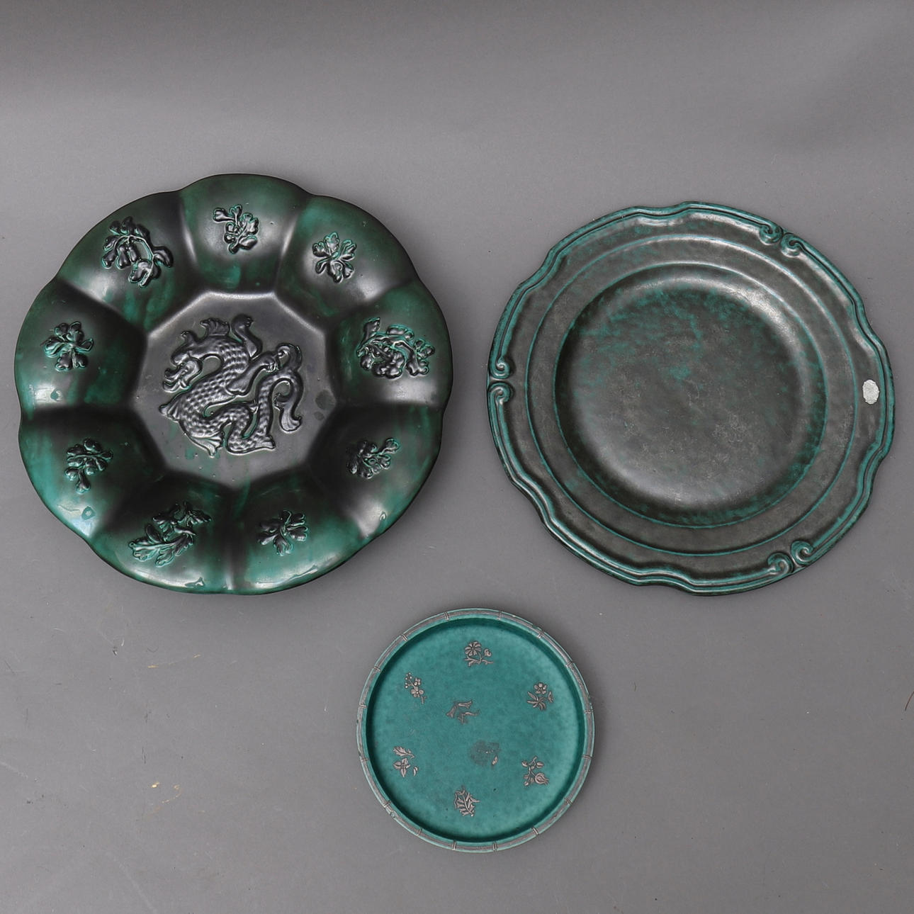 TELLER, 3 Stück, Steinzeug, einschließlich Gustavsberg & Upsala-Ekeby, einschließlich "Argenta" Wilhelm Kåge.