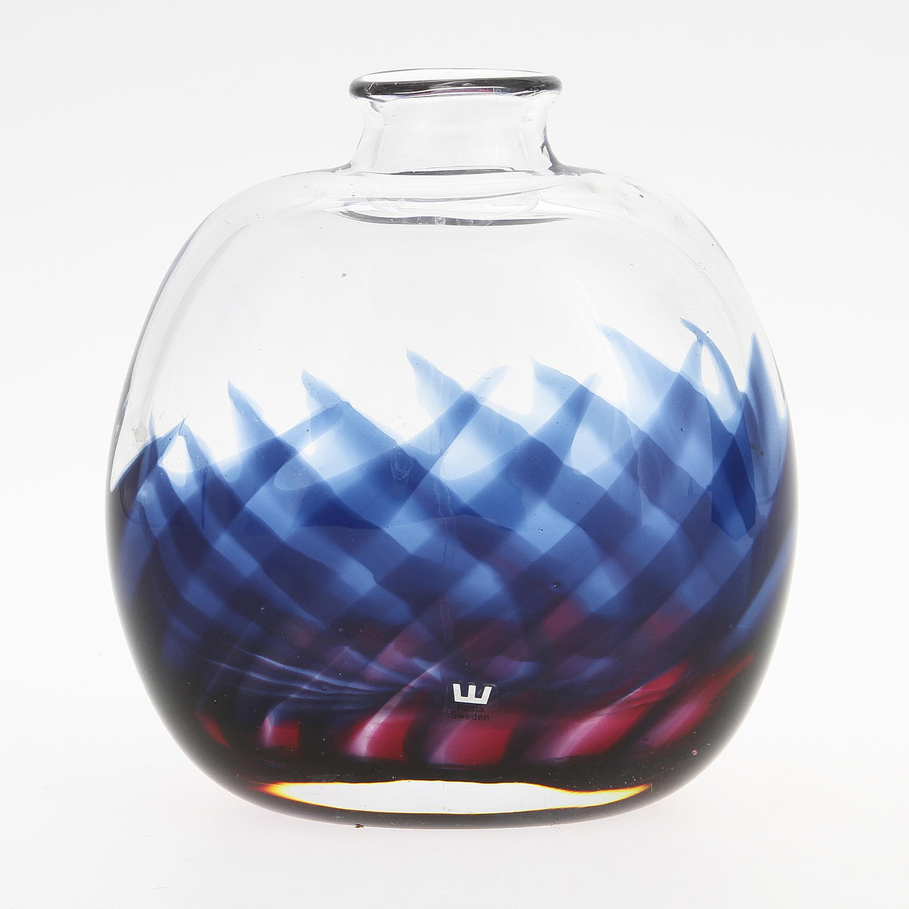 GÖRAN OCH ANN WÄRFF. Vas. Kosta, Signerad. Klarglas med dekor i rosa/blåfärgat underfång.