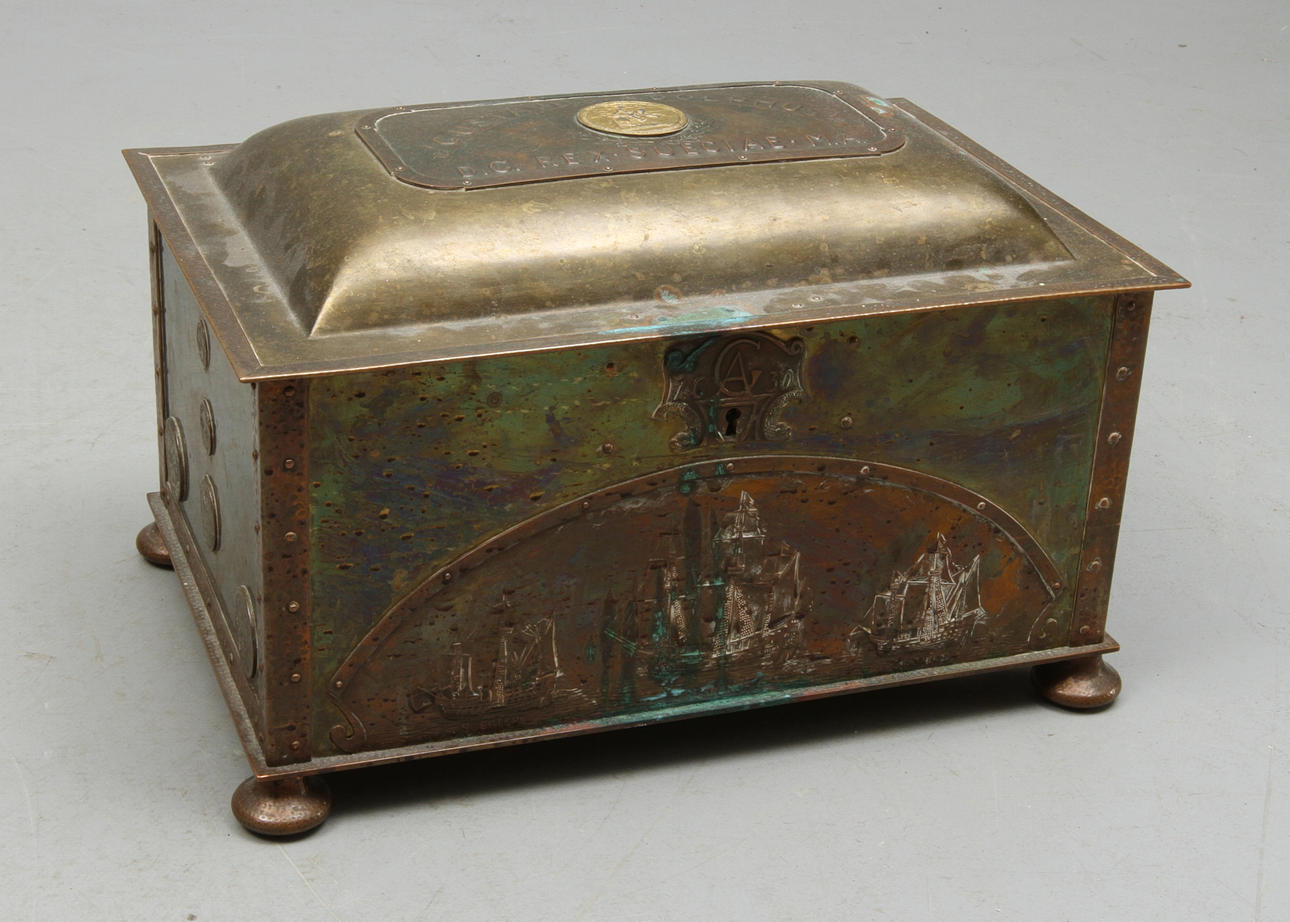 SCHATULL, koppar samt mässing, utförd av John Brolund Gävle. 1900-talets första hälft.