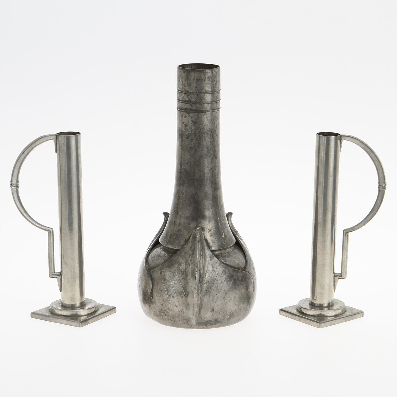 VAS samt LJUSSTAKAR, 3 delar, tenn, 1903 samt 1939.