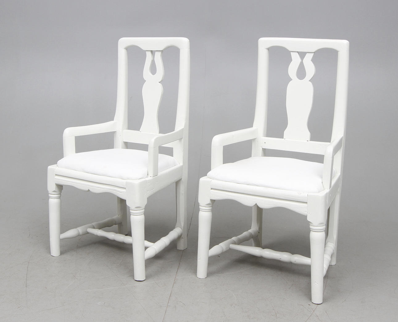 KARMSTOLAR, ett par, senbarock, 1700 tal.