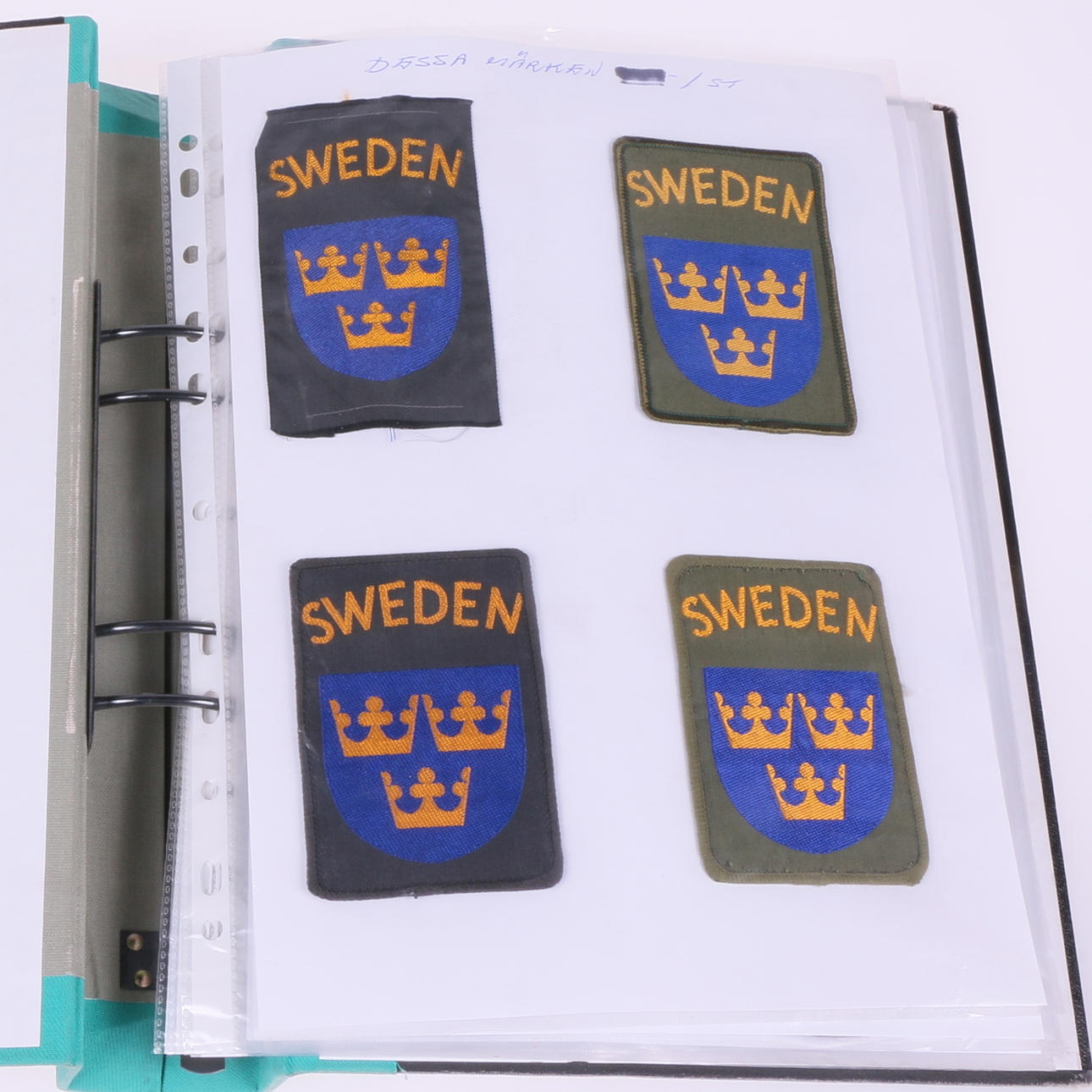 MÄRKEN, tyg, 46 st. Militär, 1900-tal.