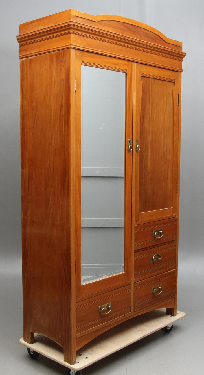 KLÄDSKÅP, med spegel, jugend, 1900-tal.