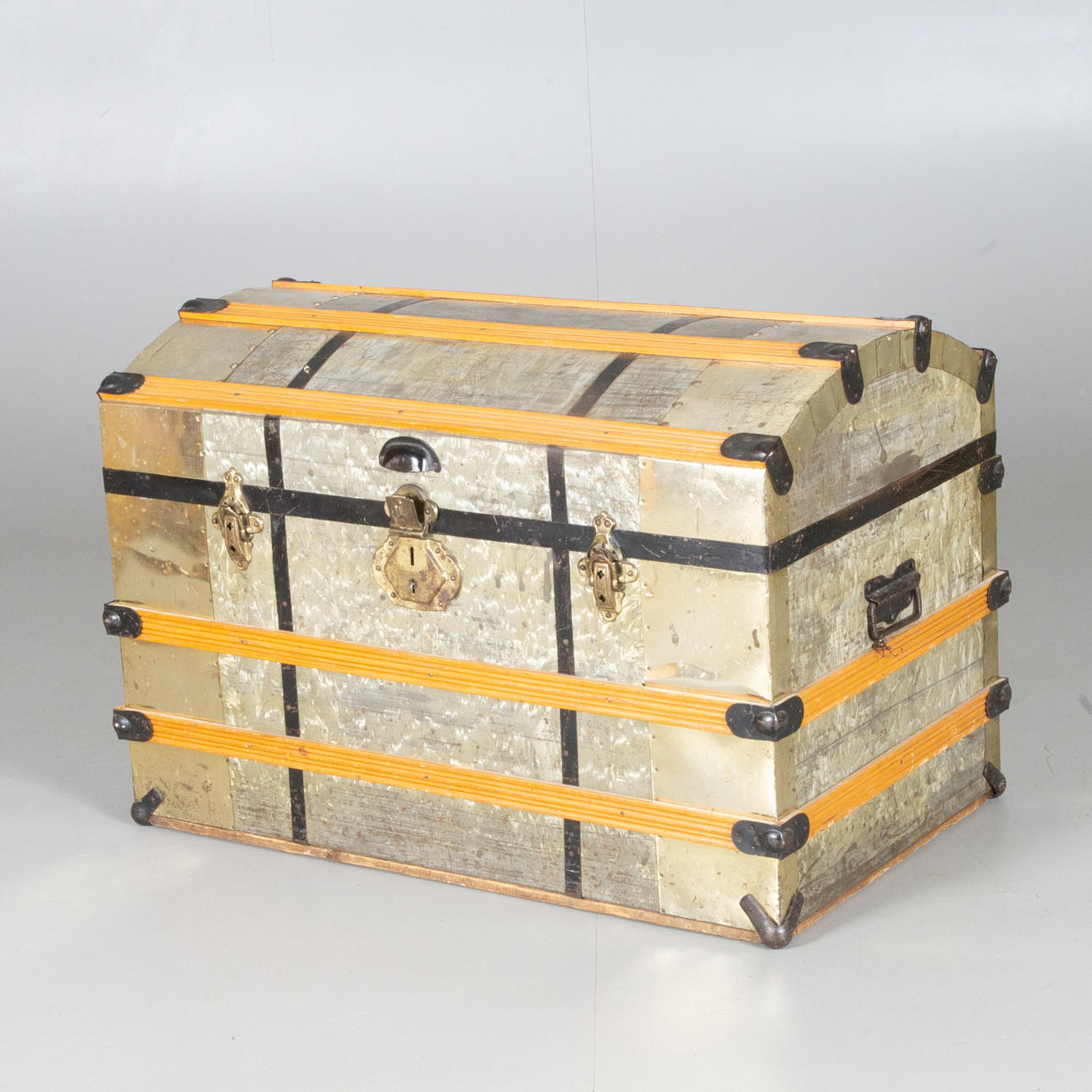 KOFFERT, trä/metall, tidigt 1900-tal.